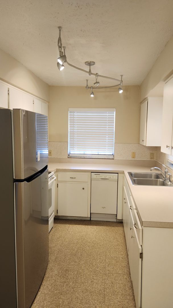 Building Photo - Cozy 3 bedroom/2 bath home - NO HOA