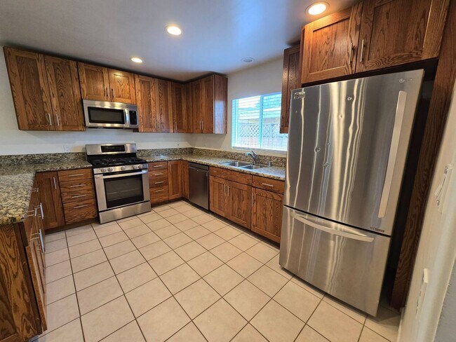 Building Photo - 5BD/3BA on Adobe Dr!! (Lease out, pending ...