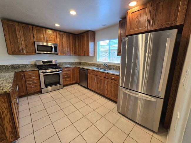 Building Photo - 5BD/3BA on Adobe Dr!!