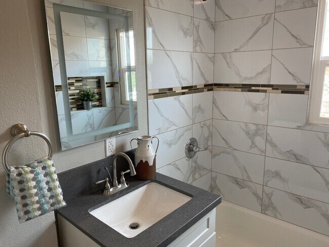 Building Photo - Fully Renovated 1 bedroom Apartment! 1/2 o...