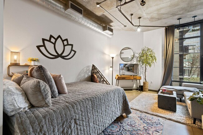 Building Photo - **FURNISHED** Streetcar Lofts studio w/parking/storage/Juliette balcony/fitness center/courtyard ...
