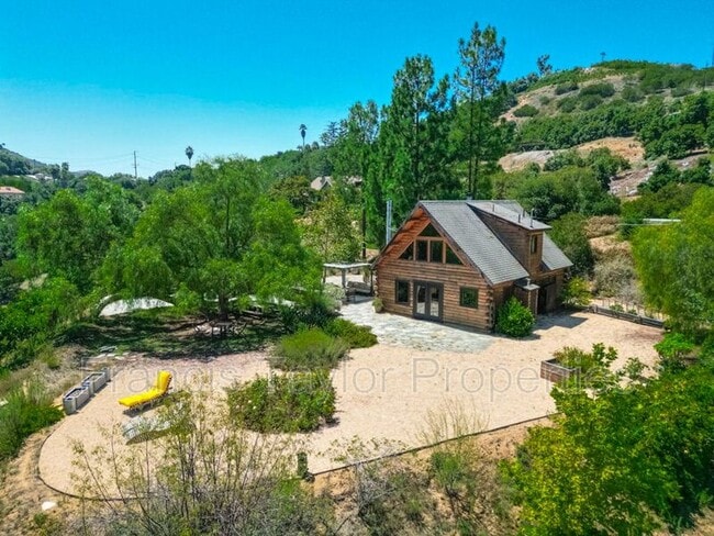 Building Photo - 2689 Daisy Ln