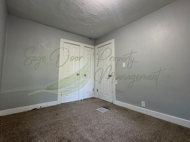 Building Photo - CHARMING UPDATED BUNGALOW!!!!