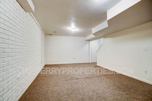 Building Photo - 3711 Willow Run Dr