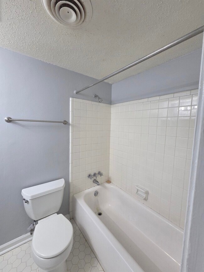 Building Photo - 3347 Clearbrook St