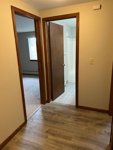 Hallway into the bathroom, master bedroom , 2nd bedroom. - 3890 Ridge Lea Rd