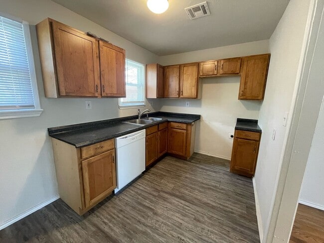 Building Photo - Del City Three Bedroom - Complete Remodel!