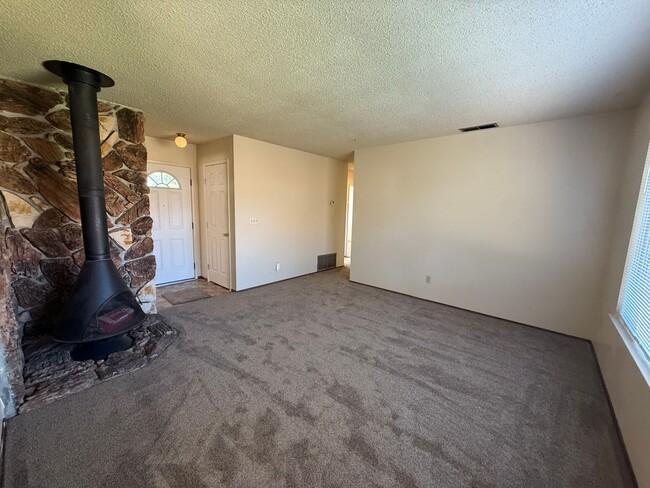 Building Photo - 3 bed 1 bath available in North Highlands!