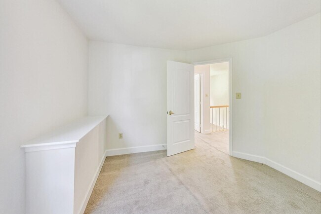 Building Photo - Cool on Cool Spring! Large SF 4 Bed + 2.5 BA