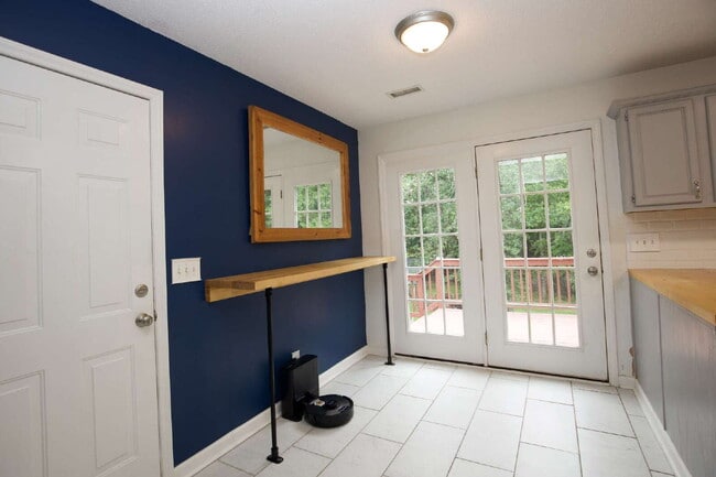 Building Photo - Charming 3 Bedroom, 2,5 Bath home with hug...