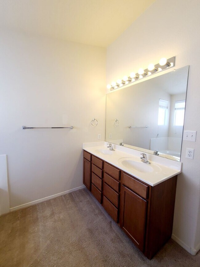 Building Photo - 3 bed 2 bath home in Huning Ranch.  MOVE I...