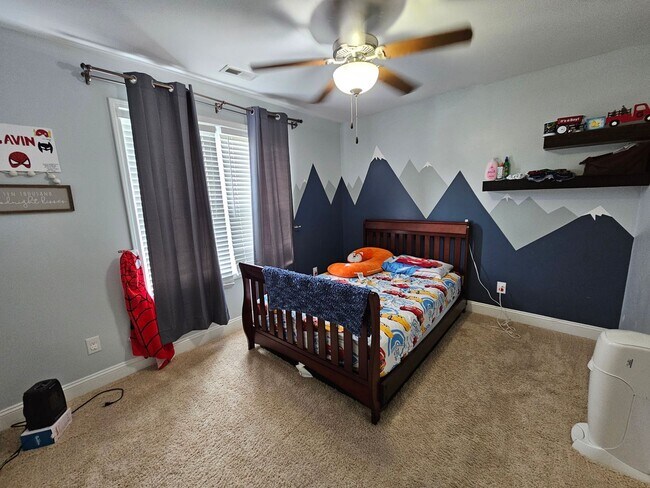 Building Photo - Gorgeous and Spacious 4 Bedroom Home!