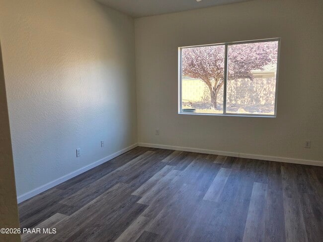 Building Photo - 556 N Robles St