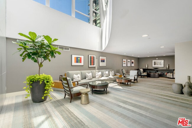 Building Photo - 13600 Marina Pointe Dr