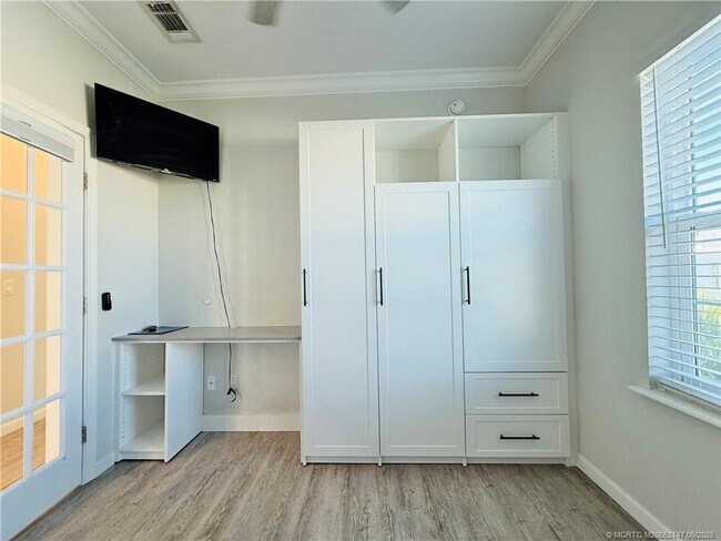 Building Photo - 252 NE Ebbtide Way