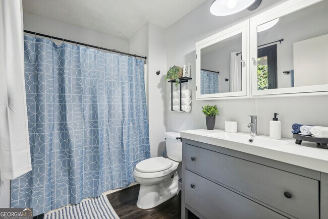 Building Photo - 8470 Lake Dr