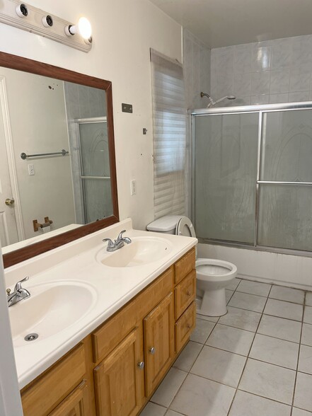 Double Vanity full bathroom - 1516 Olympus Ave