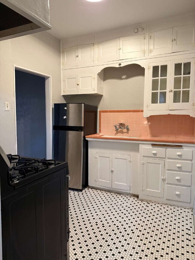 Building Photo - One Bed/One Bath with Historic Charm