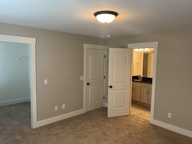 Building Photo - 5849 Longview Ln