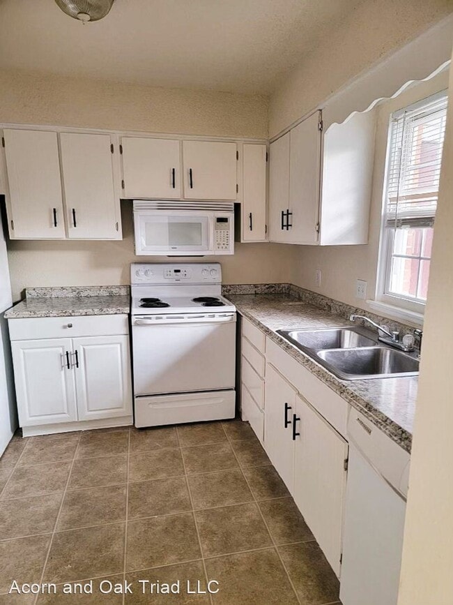Building Photo - 2 br, 2.5 bath House - 4746 Champion Court