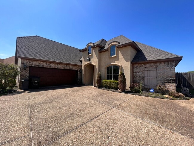 Building Photo - 4 BEDROOM, 3 BATHROOM IN TIBURON