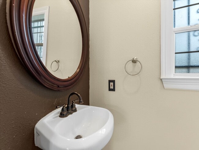 Building Photo - 1211 Bigelow St