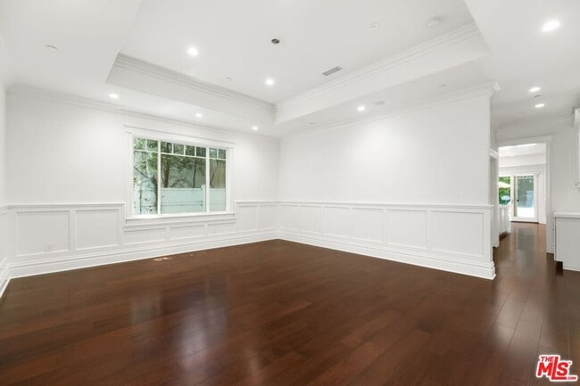 Building Photo - 453 S Bentley Ave