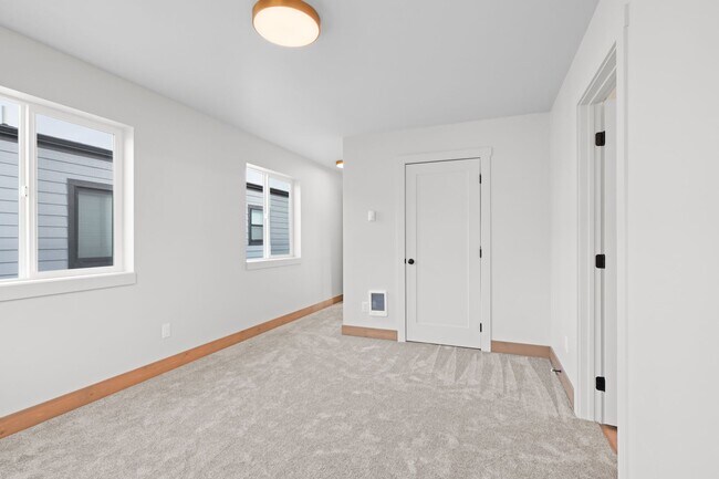 Building Photo - 865 9th St W