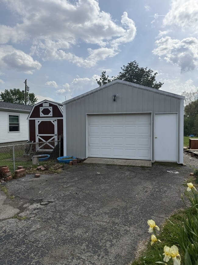 Building Photo - 225 Daniel St