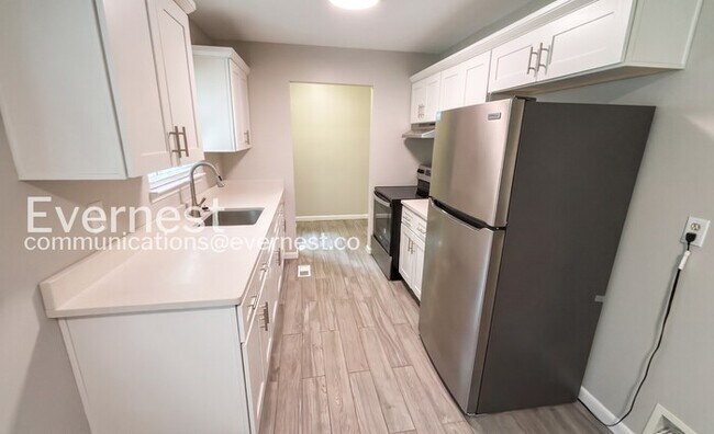 Building Photo - 3 Bed/2 Bath Home with Fenced Yard / Available Now!