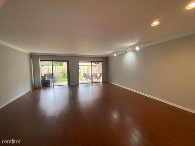 Building Photo - 3 br, 2.5 bath House - 1800 Embassy Dr Apt...