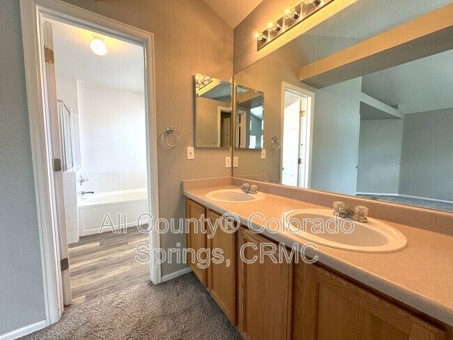 Building Photo - 5859 Instone Cir
