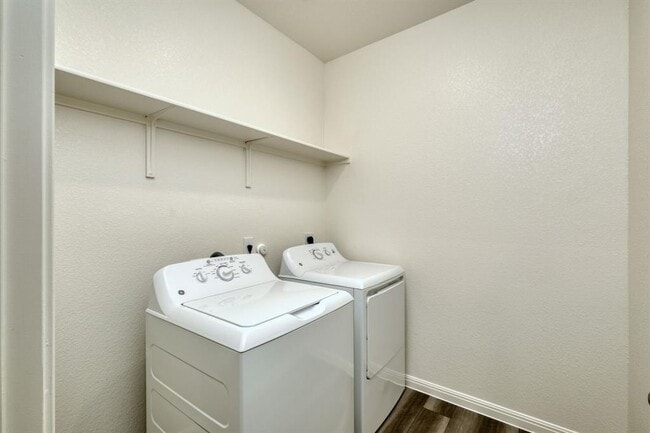 Building Photo - 332 Sieders St