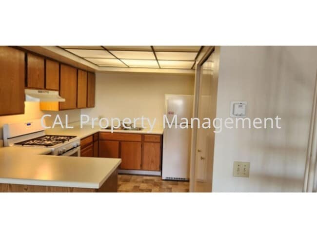 Building Photo - 1 Bedroom 1.5 Bathroom Condo!