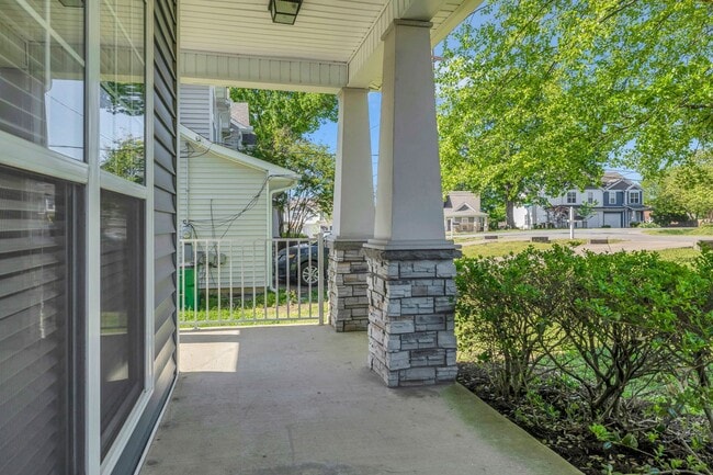 Building Photo - Beautiful and light-filled home in the desirable Normandy Place community located in Nashville’s ...