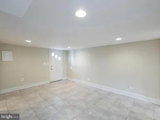 Building Photo - 465 Luray Pl NW
