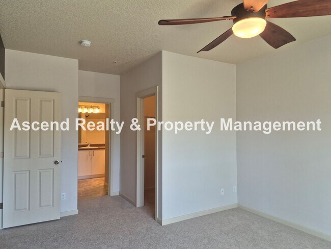 Building Photo - 2Bed/2Bath Tanasbourne Condo Quiet Location MiniSplit AC Assigned Parking Space Water & Garbage I...