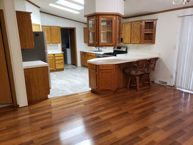Building Photo - Spacious 4-bedroom, 2 bath, 2 car garage w...