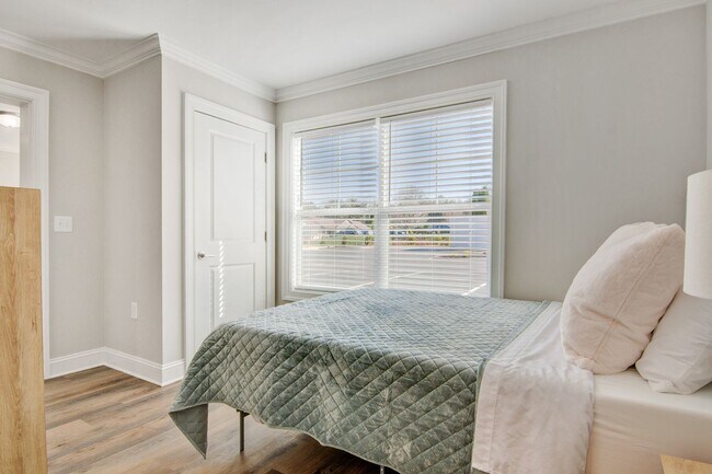 Building Photo - Modern 2-Bed, 2-Bath Single-Level Townhome in Conover – Pet-Friendly Community!