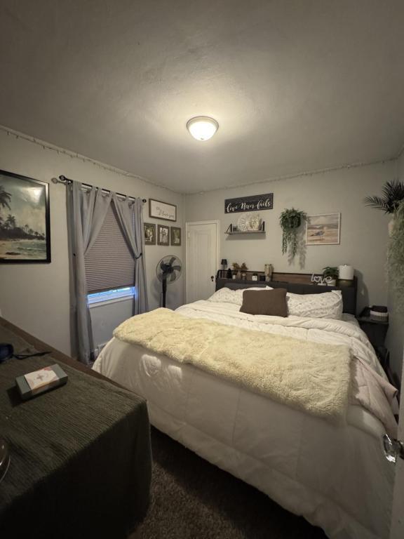 Building Photo - 406 E 9th St