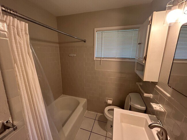 Building Photo - 3BR- 1.5BA house with large yard- with move in special for July!
