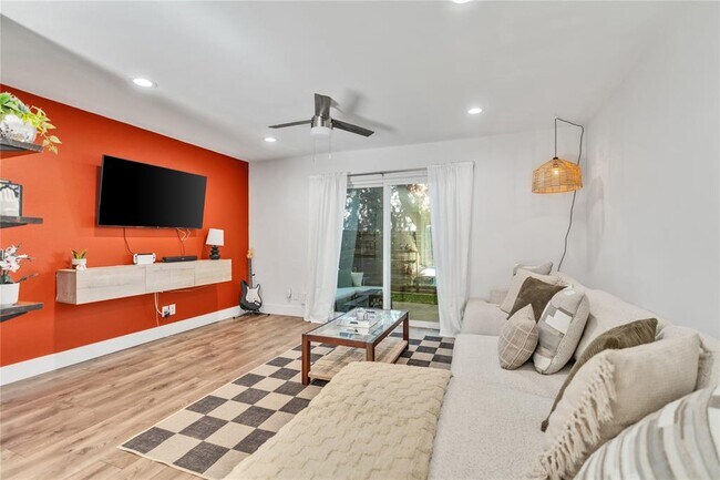 Building Photo - 3808 Southway Dr
