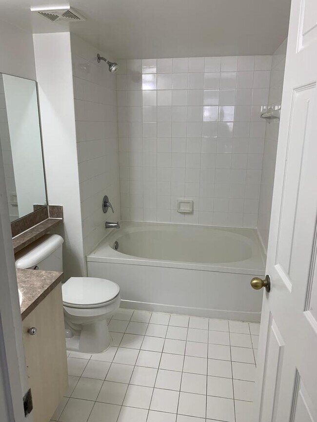 Building Photo - Cozi, breezy condo unit.