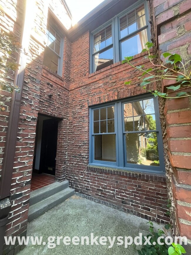 Building Photo - Historic Nob Hill Studio Condo at Patricia Court – Walk to NW 23rd