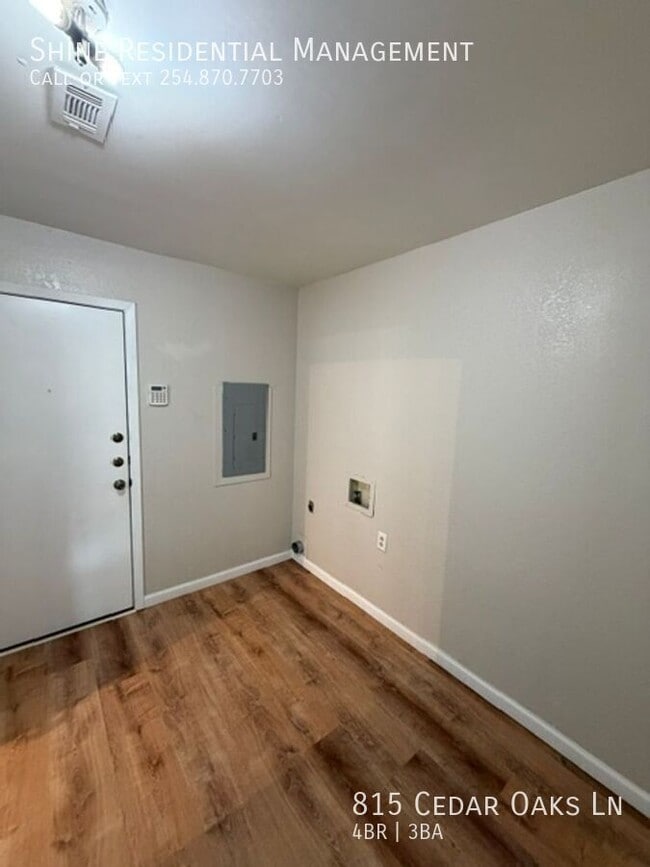 Building Photo - 815 Cedar Oaks Ln