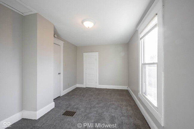 Building Photo - 323 W 40th St