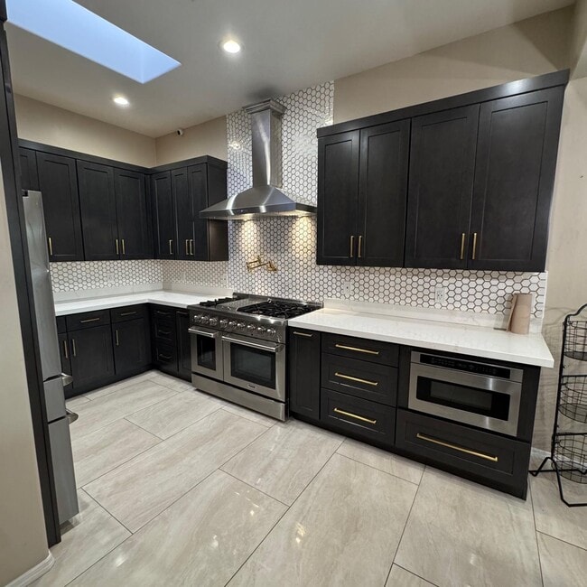 Building Photo - 1111 Vista De Los Alamos