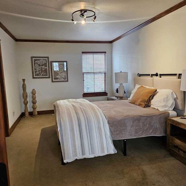 Building Photo - Gorgeous fully furnished home in downtown Eagle!