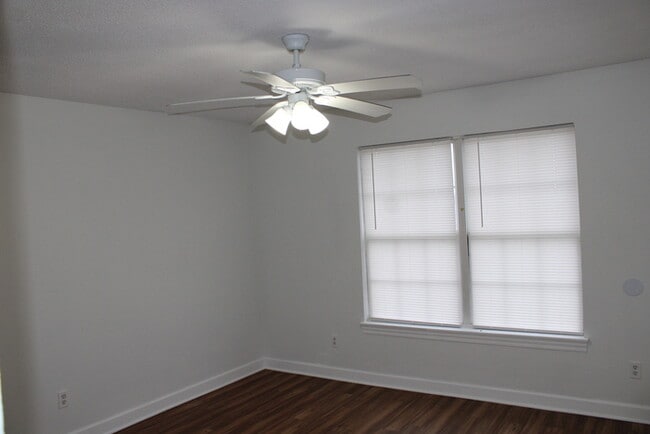 Building Photo - Beautiful 3 bedrooms and 2.5 baths with vanity in ALL ELECTRIC townhome in Blue Springs, MO