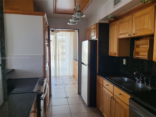 Building Photo - 2881 NE 33rd Ct